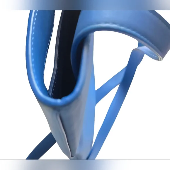 Bottega Veneta Intrecciato Leather Messenger Bag With COA Authentication - Picture 9 of 16